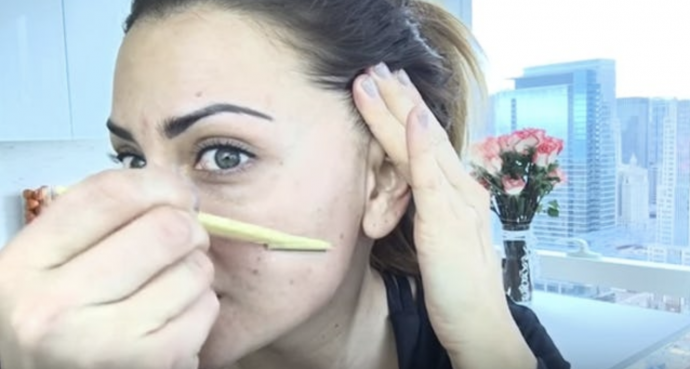 esta-es-la-nueva-moda-que-usan-las-mujeres-afeitandose-la-cara-como-los-hombres-para-parecer-mas-jovenes-001
