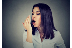 Estos son los 7 alimentos que comes siempre y provocan mal aliento que no son ajo ni cebolla